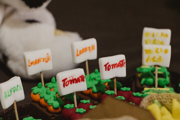 edible plaques with farm decoration