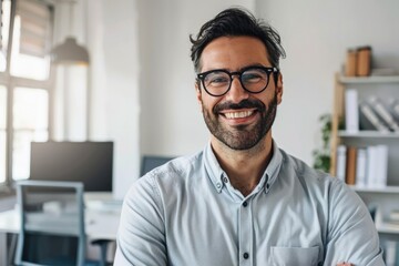 Obraz premium A man with glasses and a beard smiling at the camera. Suitable for business and lifestyle concepts