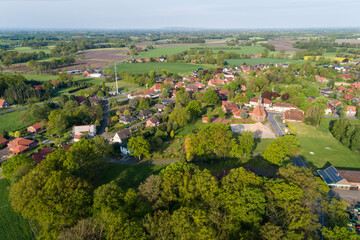 Dorf mit Wald und Häusern, Deutschland