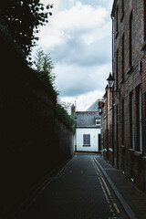 Día nublado y calle del centro histórico de Derry, Irlanda del Norte