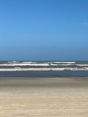 Olas del Mar con cielo azul.