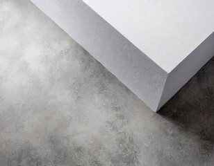 parete in cemento chiaro con pavimento in cemento scuro