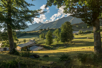Hameau des Payas à Saint Bonnet en Champsaur , vue sur le Dévoluy , Hautes alpes , France
