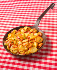 Tiroler Gröstl, Bratkartoffeln, Gusseiserne Pfanne, Kartoffeln, gebraten