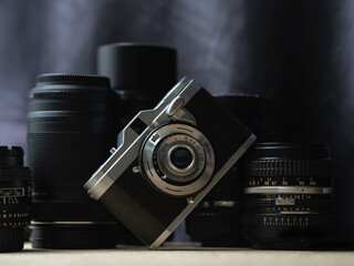 Innenraum, dunkler Stoffhintergrund, kleine leichte analoge Kleinbildkamera für 35mm Film