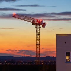 Kran auf einer Baustelle am Abend bei Sonnenuntergang in Magdeburg in Deutschland - 746730517