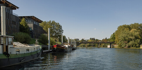 Péniches à quai sur le Doubs à Besançon