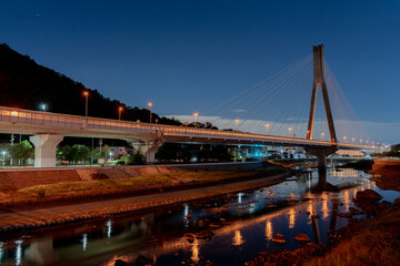 Fototapeta na wymiar 夜の橋と川