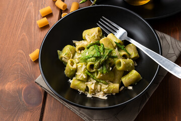 Piatto di deliziosa pasta condita con pecorino e crema di asparagi selvatici, cibo italiano,...