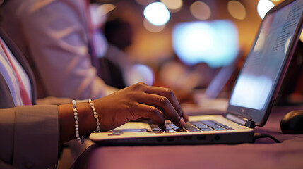 Imagem de close-up de mãos de empresários digitando no teclado do laptop. - obrazy, fototapety, plakaty