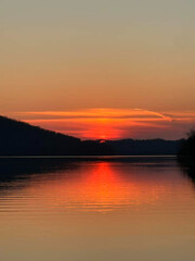 Obraz premium sunset over the lake