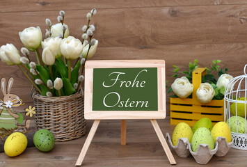 Osterkarte Frohe Ostern. Ein Strauß Tulpen mit Ostereiern und dem Text Frohe Ostern auf einer...