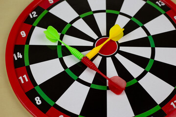 Magnetized darts on target for throwing