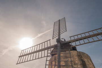 Moulin De Daudet à Fontvieille en Provence. Moulin Provençal près des Baux de Provence dans les...