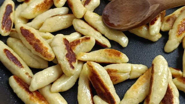 gnocchis fait maison, en cuisson dans une po&ecirc;le 