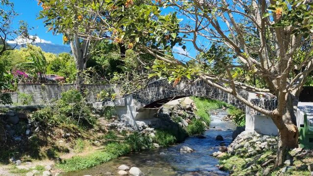 Encantador puente sobre el rio en el pueblo de Boquete,  parque natural panama.