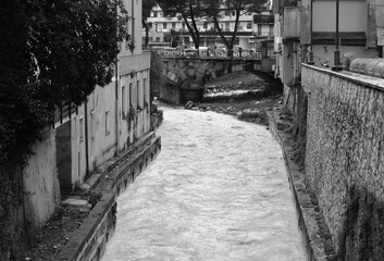 Fiume Carrione nel centro storico di Carrara durante una giornata di pioggia