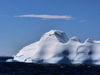 Strahlend weiße Eisberge im Antarctic Sound vor der Antarktischen Halbinsel bei fast wolkenlosem Himmel und Sonnenschein