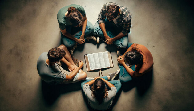 Grupo de j&oacute;venes estudiando la Biblia en circulo.