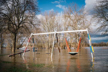 Hochwasser und Flut am Rhein in Rodenkirchen: Unter Wasser gesetzter Spielplatz in Köln, Klimawandel