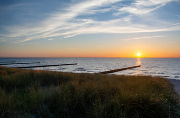 Sonnenuntergang über der Ostsee bei Ahrenshoop – Fischland-Darß-Zingst, Ostsee,...