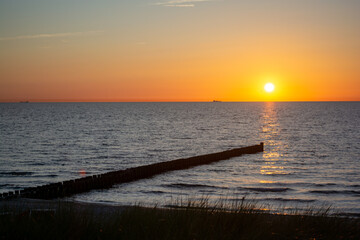 Sonnenuntergang über der Ostsee bei Ahrenshoop – Fischland-Darß-Zingst, Ostsee,...