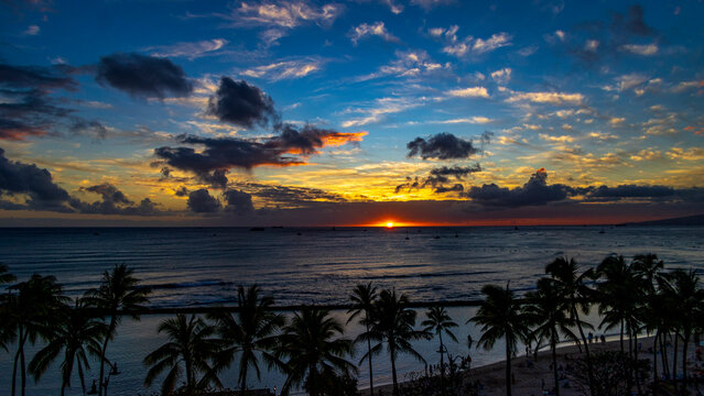ハワイ　ワイキキ　太陽が沈む瞬間　絶景
