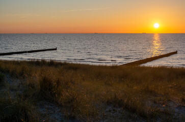 Sonnenuntergang über der Ostsee bei Ahrenshoop – Fischland-Darß-Zingst, Ostsee, Mecklenburg-Vorpommern, Deutschland