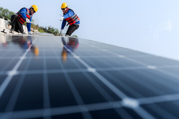 Obraz premium Male workers repair Floating solar panels on water lake. Engineers construct on site Floating solar panels at sun light. clean energy for future living. Industrial Renewable energy of green power.