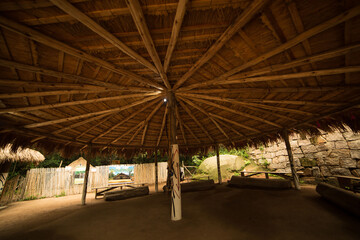Teto de taba de índio construída com madeira e palha. 