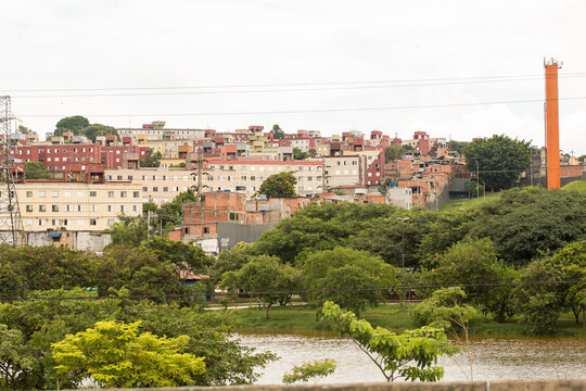 Casas, prédio e construções de comunidade da periferia da cidade de São Paulo.
