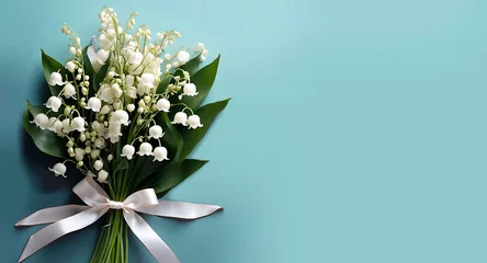 Stof per meter Un bouquet de muguet pour la fête du travail le 1er Mai décoré avec un ruban blanc sur un fond bleu turquoise © infographiste06