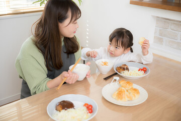 食事で好き嫌いがあって困る子供　偏食で困る　え～それキライ～～