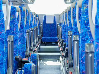 大型観光バスの広い空間と座席の様子