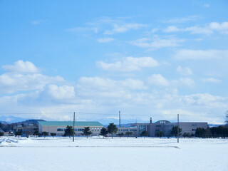Fototapeta na wymiar 冬の北海道の旭川市の郊外の街の雪風景