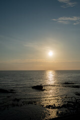 夕日を反射してオレンジ色の輝く海
