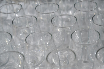 détails de verres blanc, flutes à champagne, macro