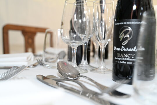 mise en place table de fête avec vin d'Irancy de petit producteur