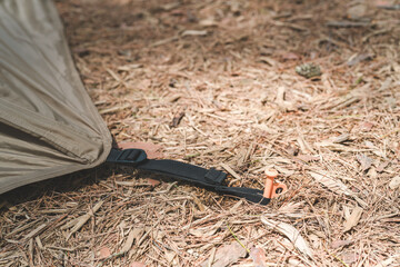 テントのペグダウンされたラダーロックコード
