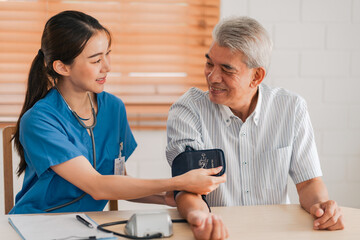 Obraz premium Medical health insurance service, Asian caregiver doctor examine older patient use blood pressure gauge. Young woman therapist nurse nursing home taking care to senior elderly man