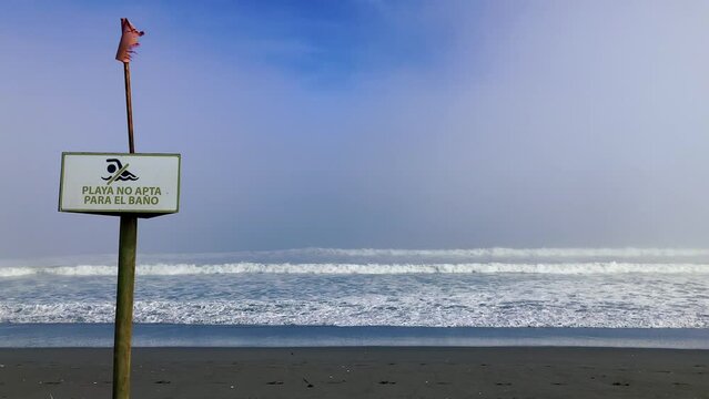 letrero de No ba&ntilde;arse en la playa 