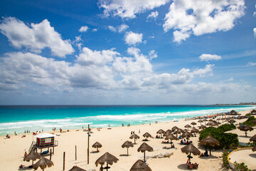 Día de vacaciones en semana Santa, en Playa Delfines, Cancún Quintana Roo, México. 