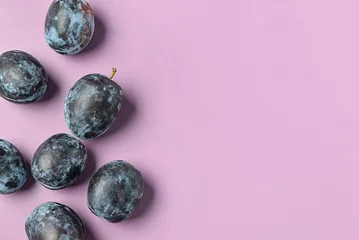 Fototapeten Fresh plums on purple background © Pixel-Shot