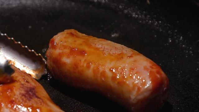 달궈진 후라인팬에 고추장 양념을 바른 대창을 뒤집어가면서 굽는 