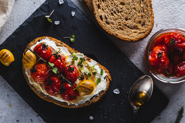 Sandwich with dried tomatoes, olives and garlic