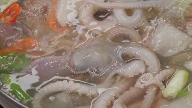 전골 냄비에 낚지와 야채가 담긴 연포탕이 끓고 있는 클로즈업 영상 
