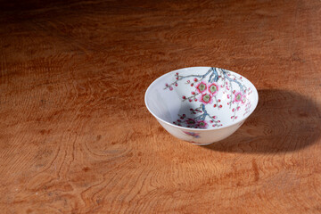 粉彩梅花蝶文茶碗　大清雍正年製