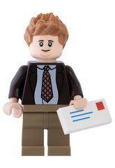 Fototapeta premium Dortmund - Deutschland 22. Februar 2024 - Lego Minifigure Mann mit Brief 