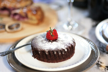 苺トッピングのチョコレートブラウニーとブルーベリーパイとワイン