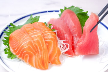 新鮮なお刺身の二種盛り（まぐろとサーモン）
